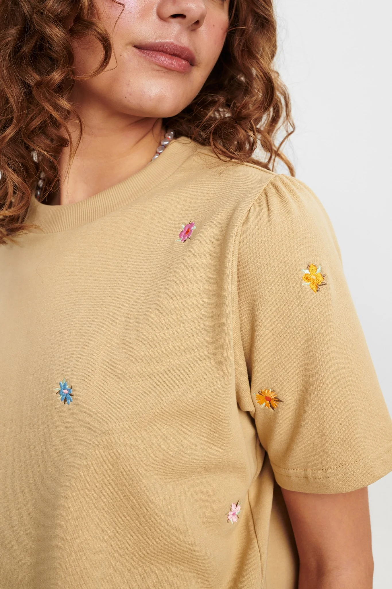 NUBRITT SS SWEAT - Warm Sand - Image 4