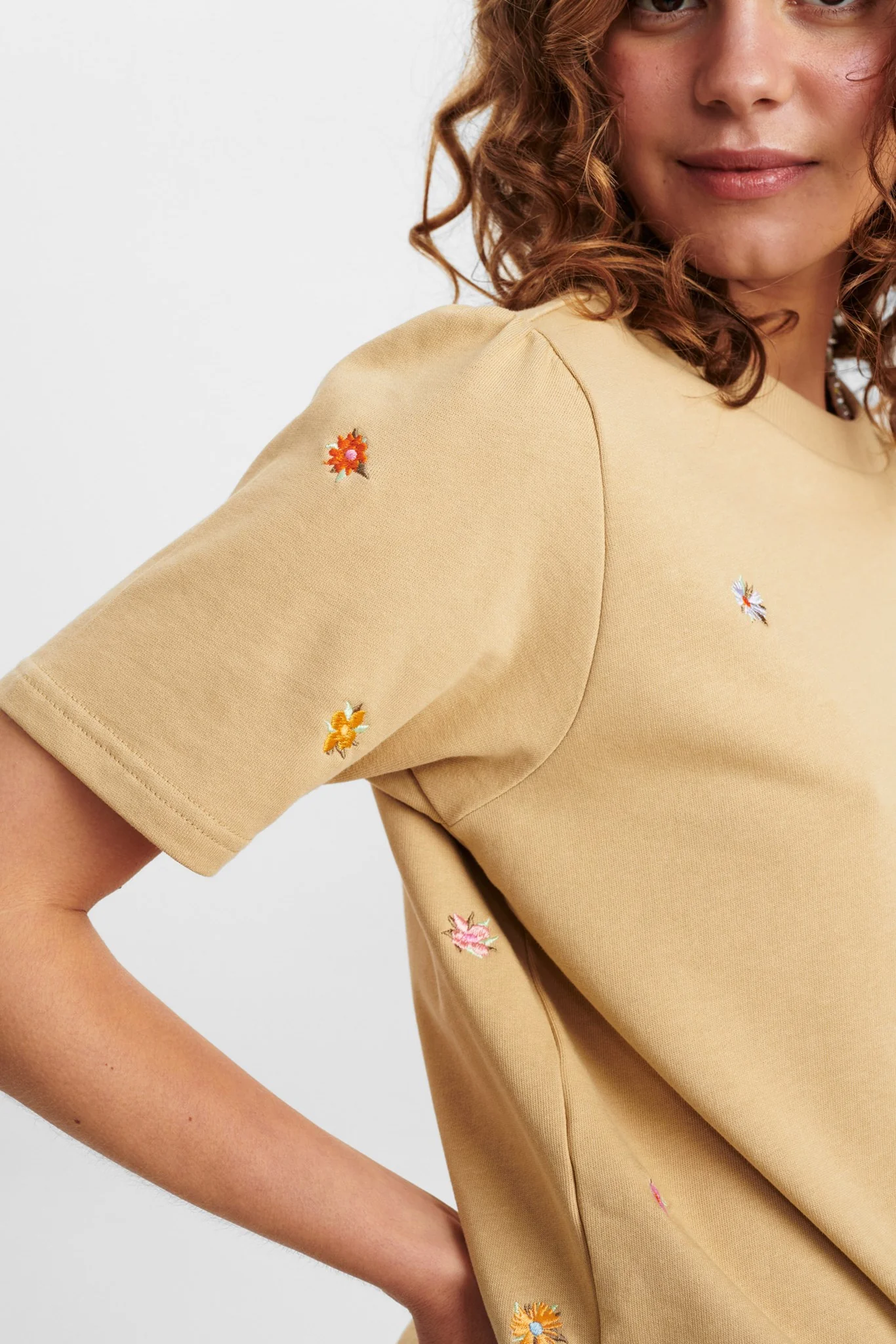 NUBRITT SS SWEAT - Warm Sand - Image 5