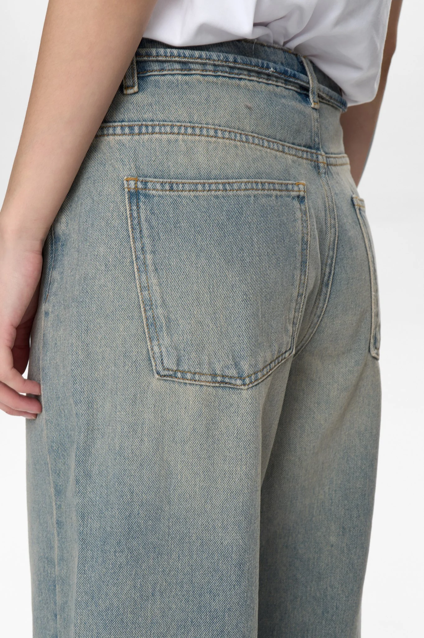 NUBROOKLYN - HR WIDE TINTED JEANS - Light Tinted Blue Denim - Image 4