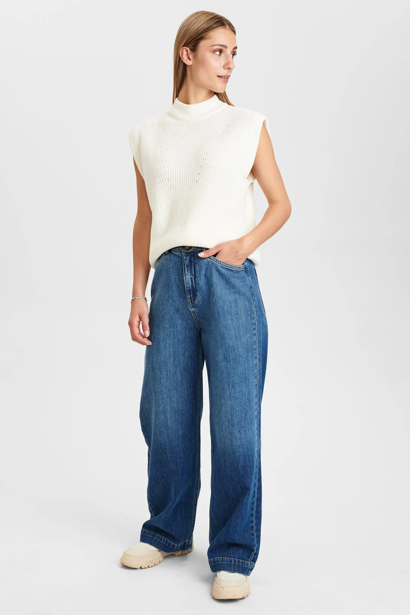 NUCHAYA VEST - Cloud Dancer - Image 3