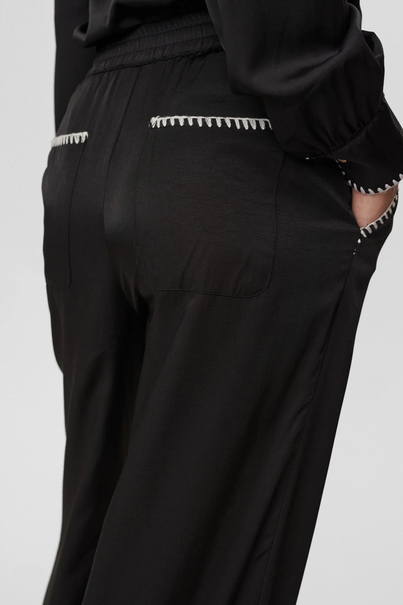 NUDARBY PANTS - Caviar - Image 4