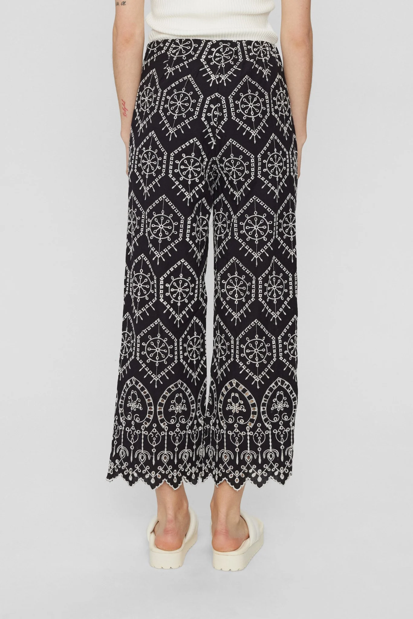 NUEVELYN CROPPED PANTS - Caviar - Image 2