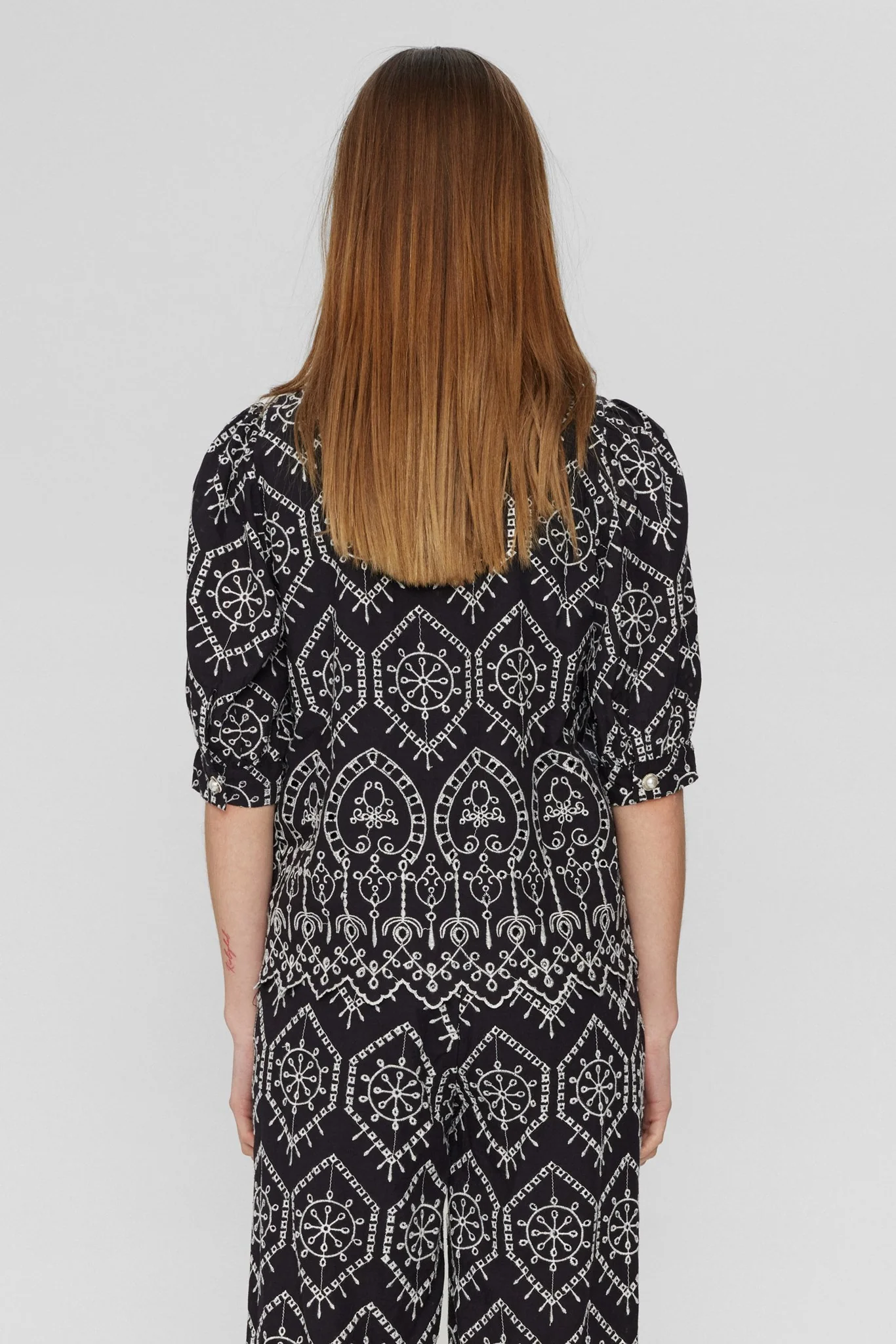 NUEVELYN SHIRT - Caviar - Image 2