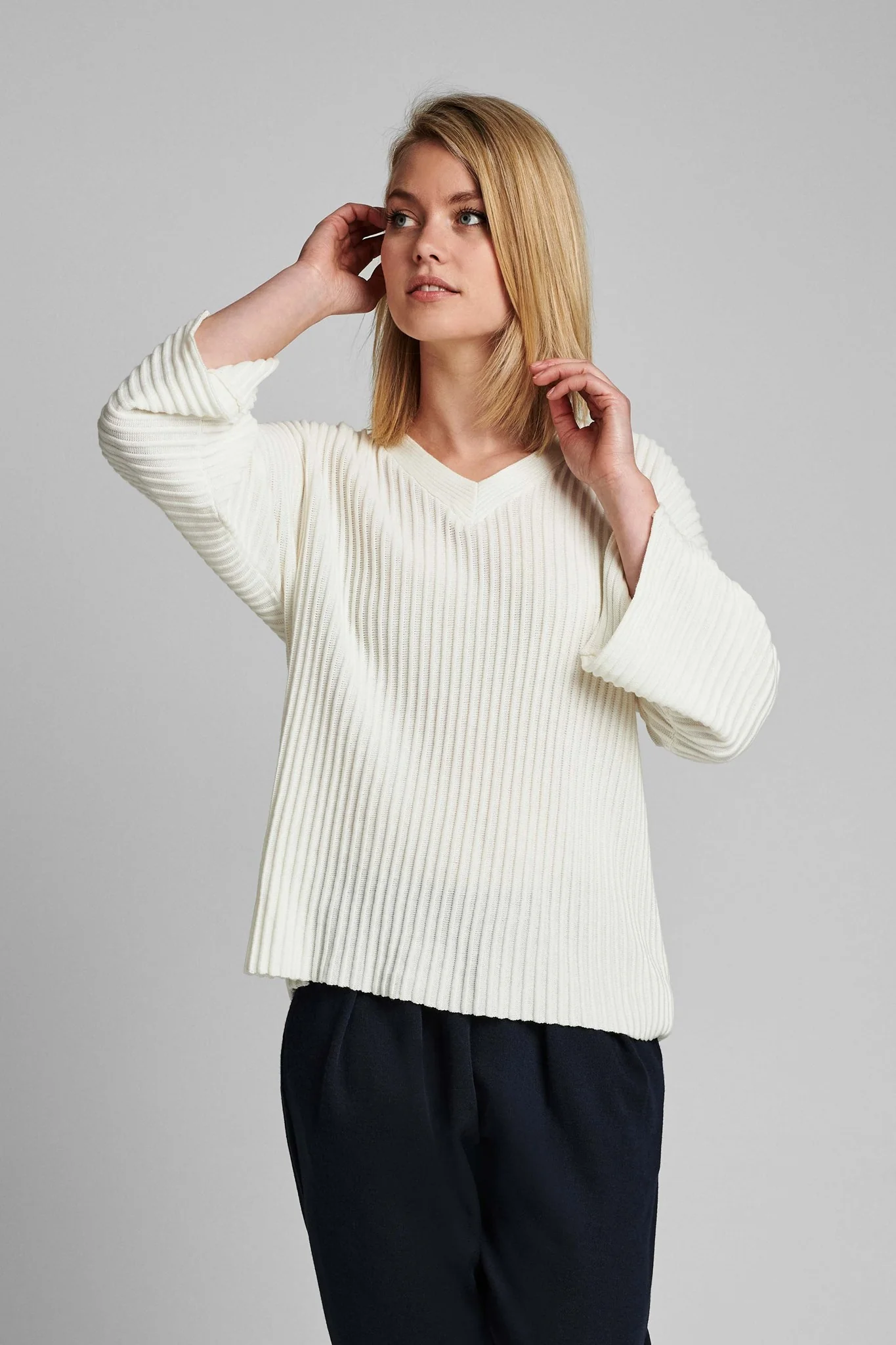 NUIRMELIN V-NECK PULLOVER - NOOS - Cloud Dancer