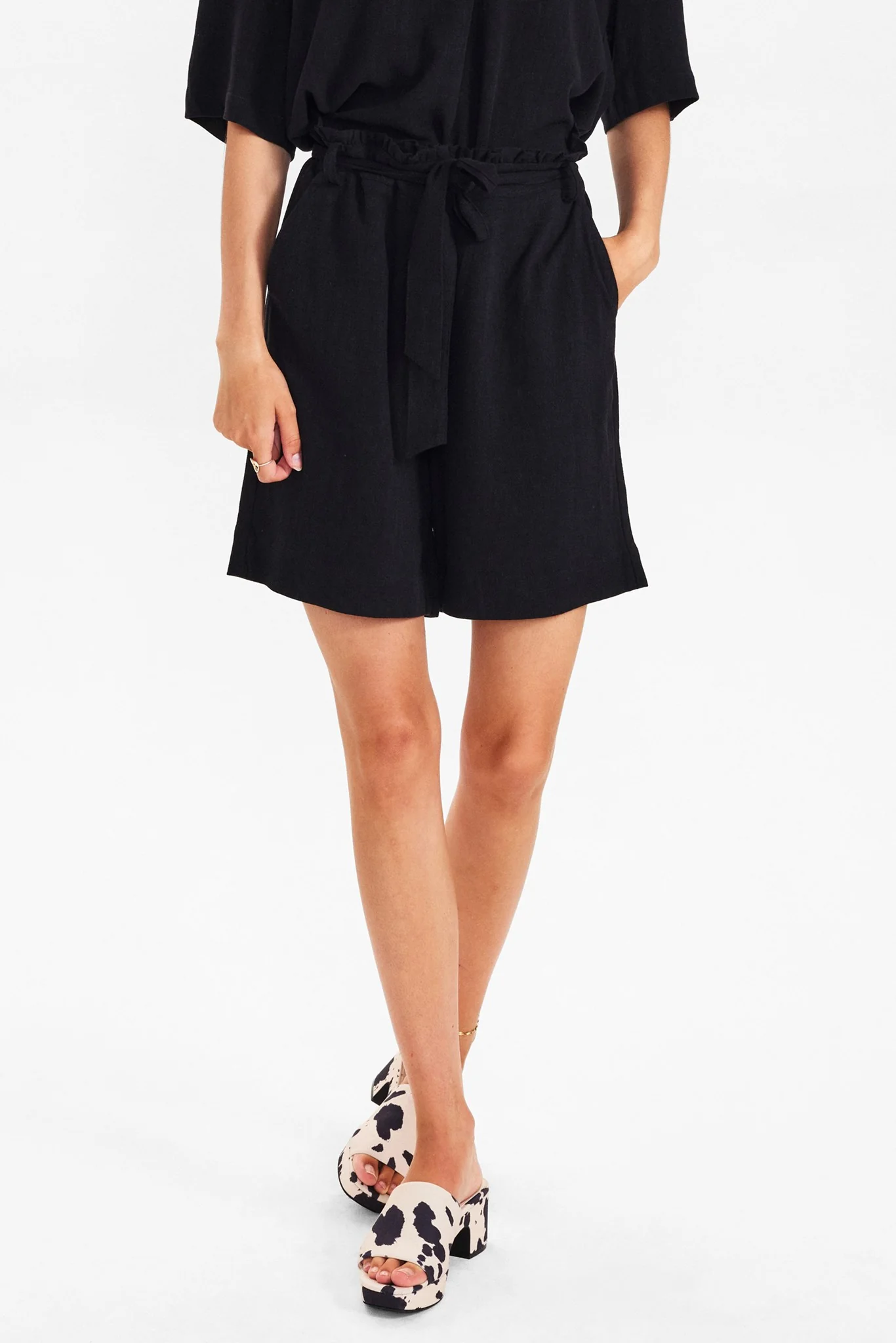 NUSASSIE SHORTS - Caviar
