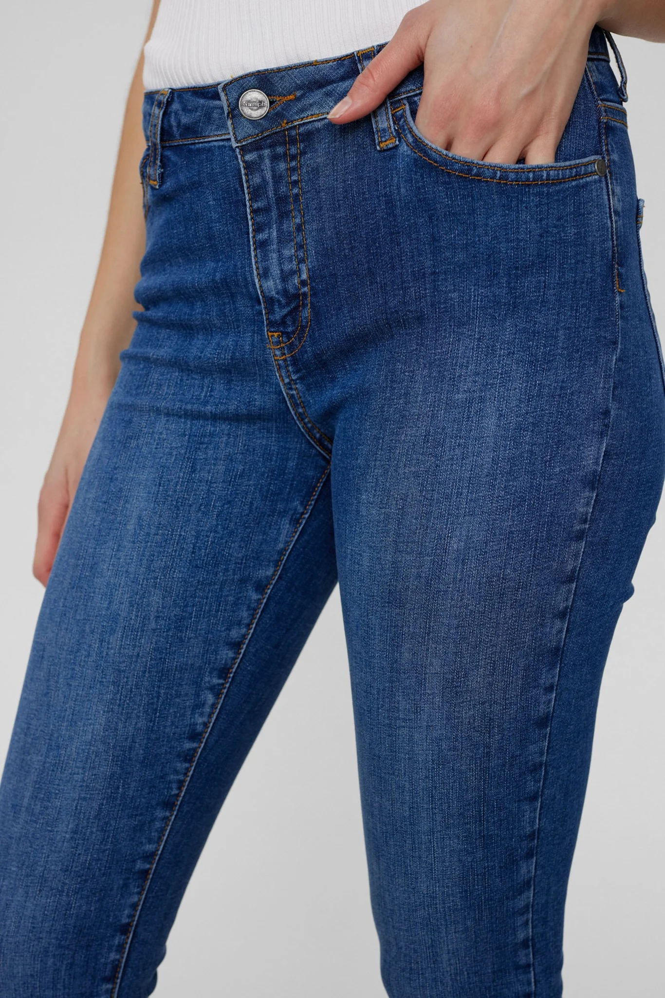 NUSIDNEY CROPPED JEANS - Medium Blue Denim - Image 4