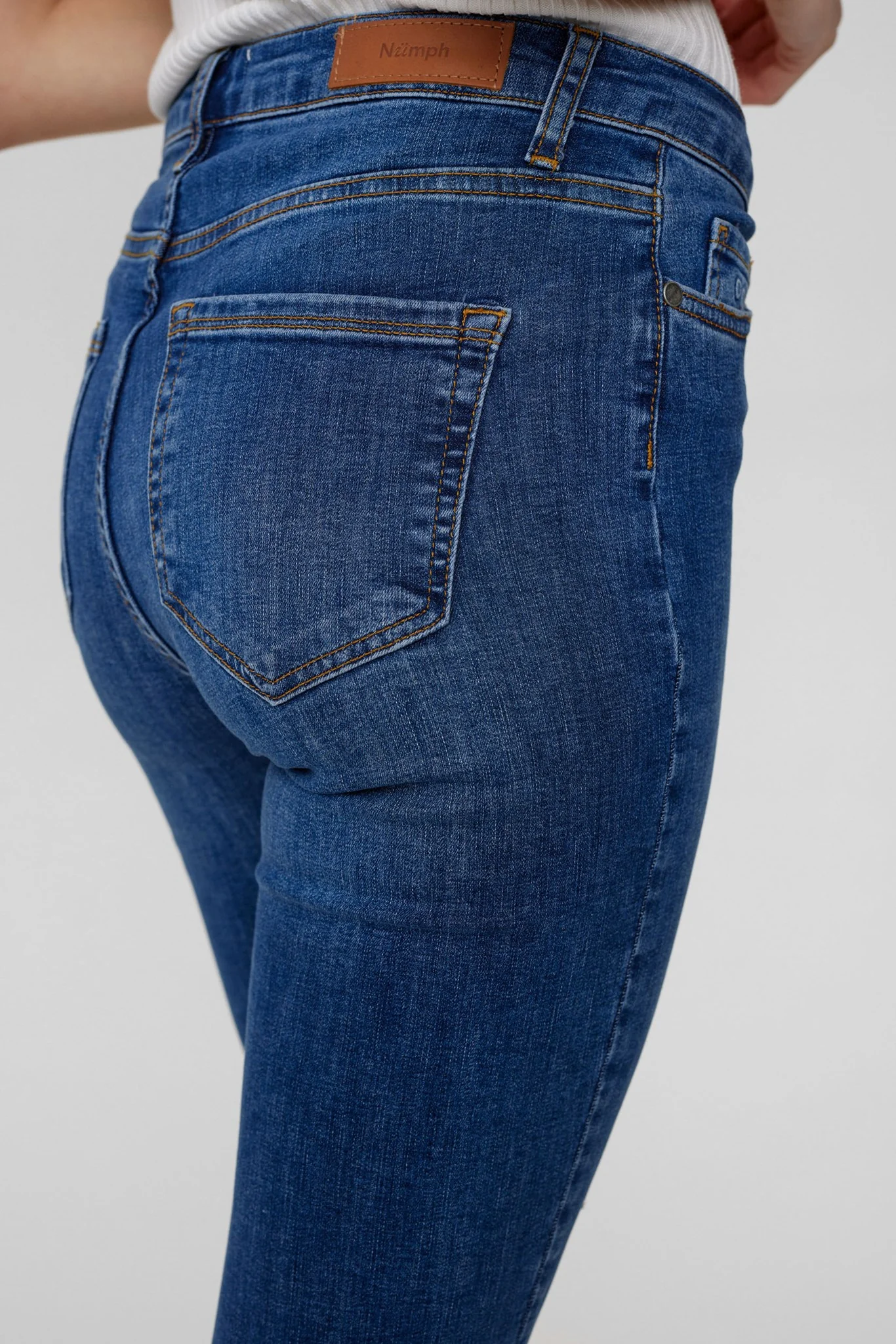 NUSIDNEY CROPPED JEANS - Medium Blue Denim - Image 5