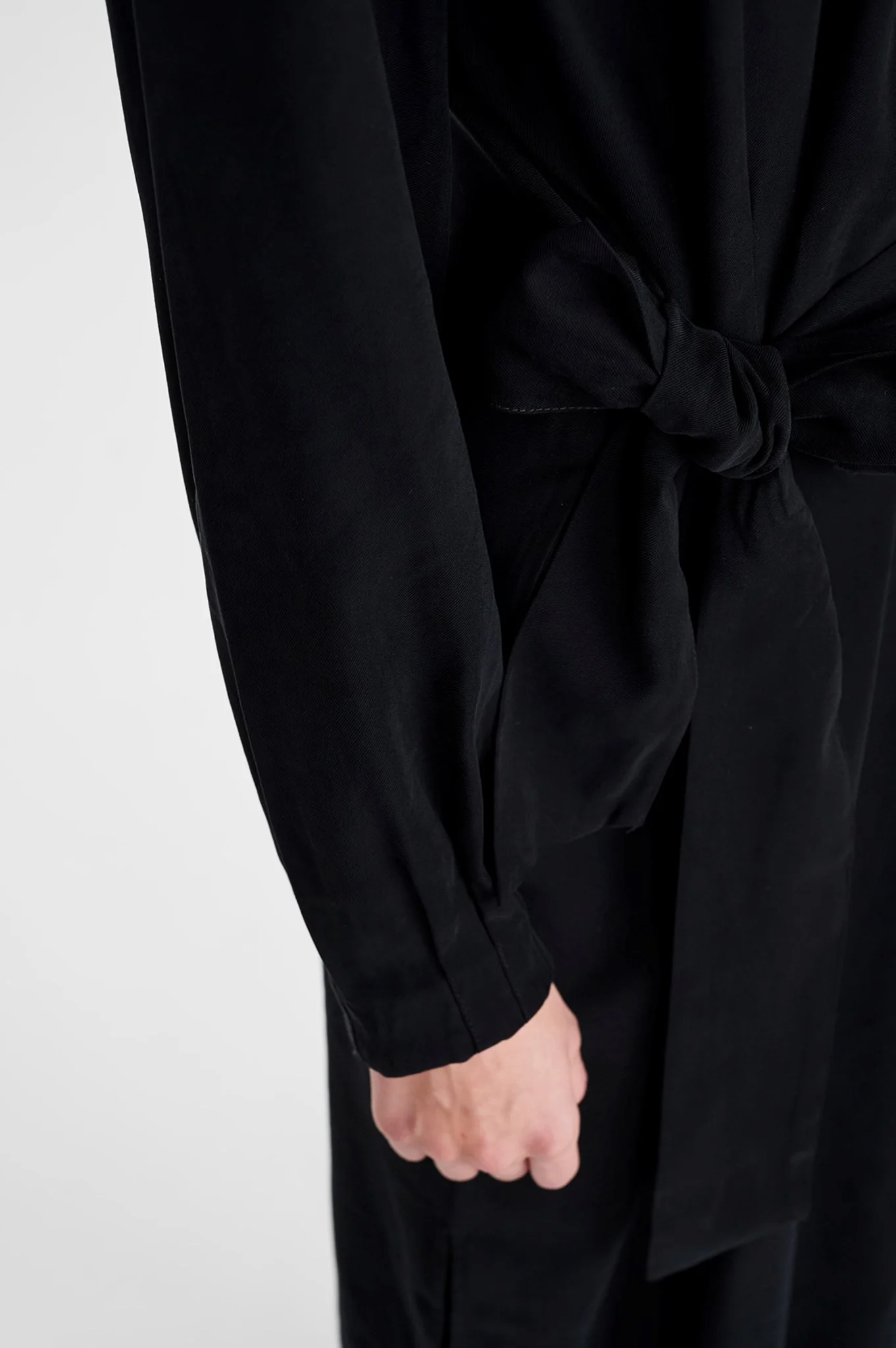 SISESSAN DRESS - Caviar - Image 4